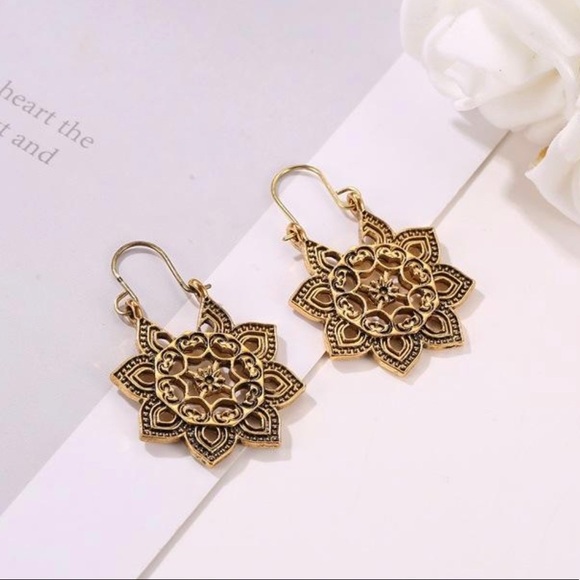 Womens Gold Elegance Dangle Hoop Flower Lotus Bohemian Earrings NWOT - Picture 2 of 4